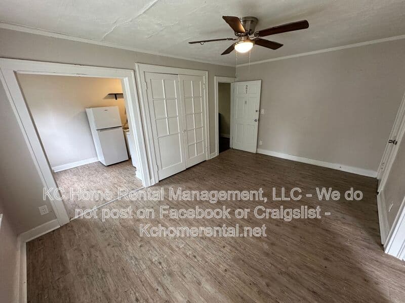 Kansas City House: 305-307 N Gladstone Blvd