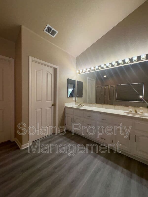 Fairfield House: 3426 Glen Ellen Dr