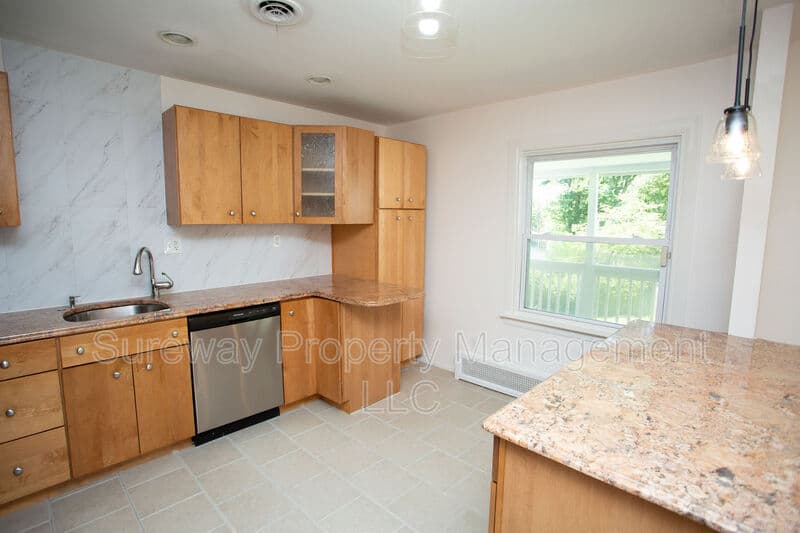 Cherry Hill House: 455 Chapel Ave E