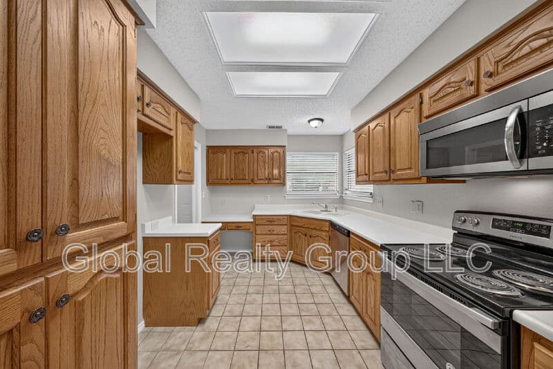 Universal City House: 118 Golden Way