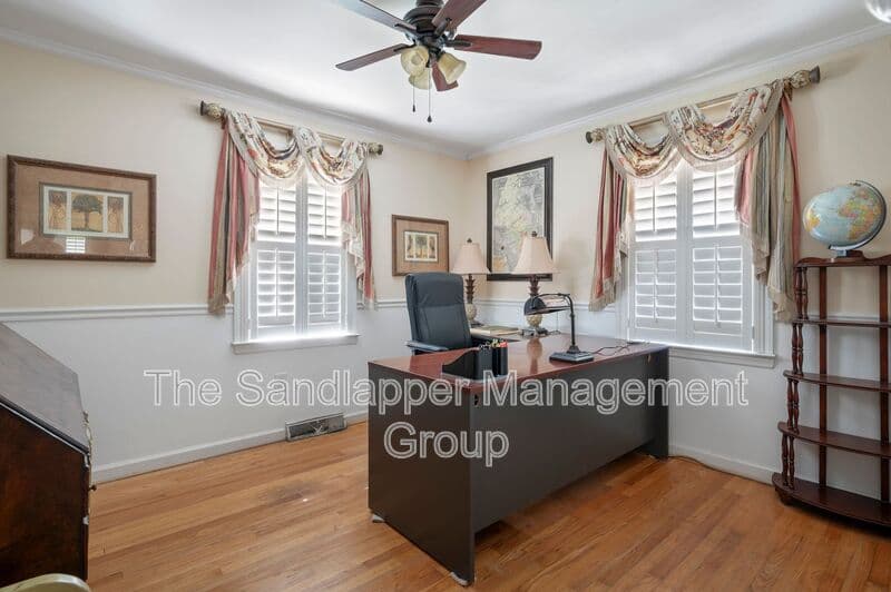 Charleston House: 1652 Boone Hall Drive