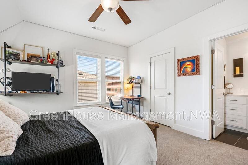 Bentonville House: 636 SW B ST
