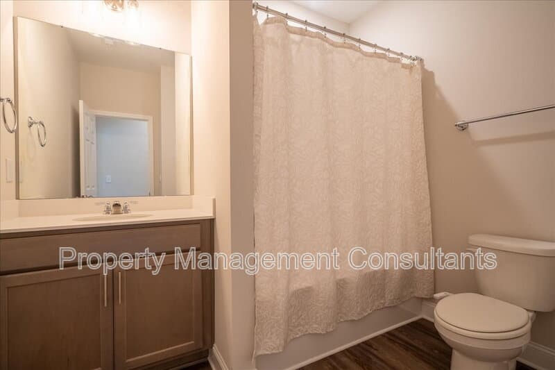 New Market House: 330 Creek Grove Avenue