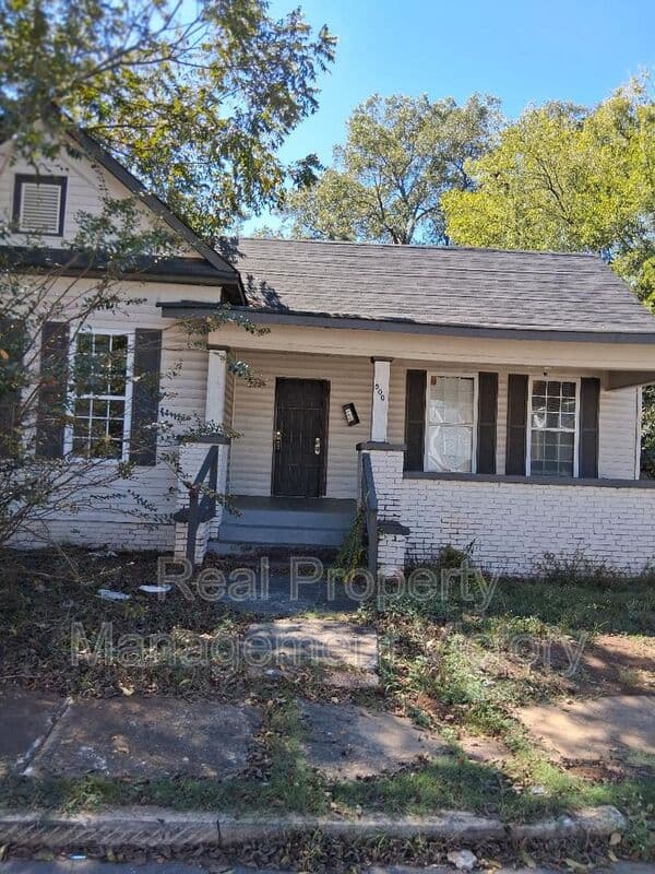 Bessemer House: 500 Gladys St