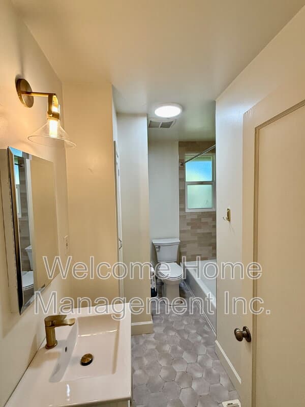 Oakland House: 5810 Estates Drive