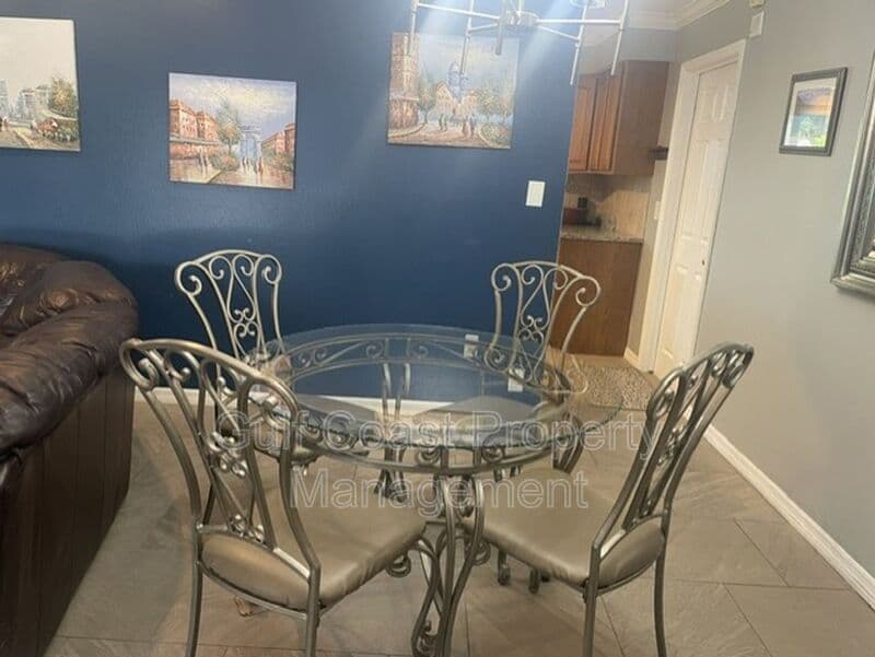 Sarasota House: 3737 Kingswood Dr