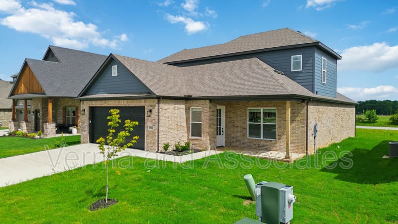 Centerton House: 980 Trestle Ln