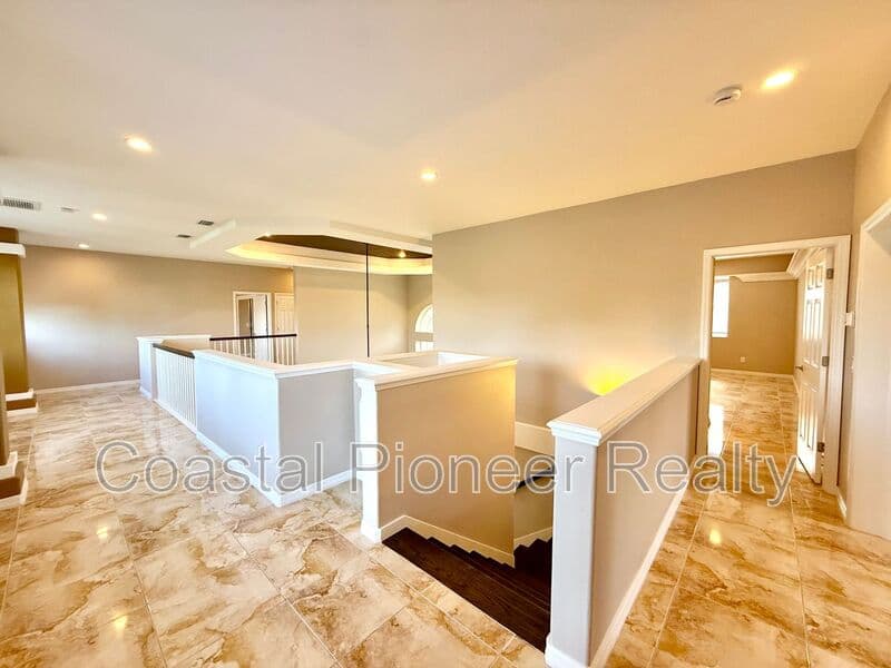 Largo House: 10334 Longwood Dr