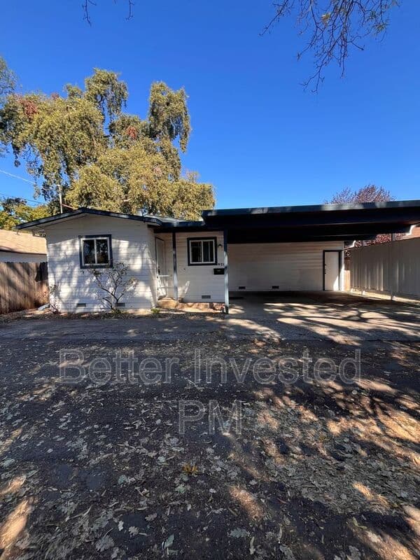 Santa Rosa House: 925 Beaver Ln
