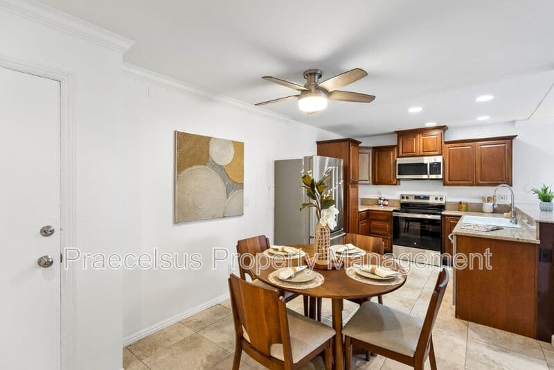 San Diego House: 6780 Friars Rd