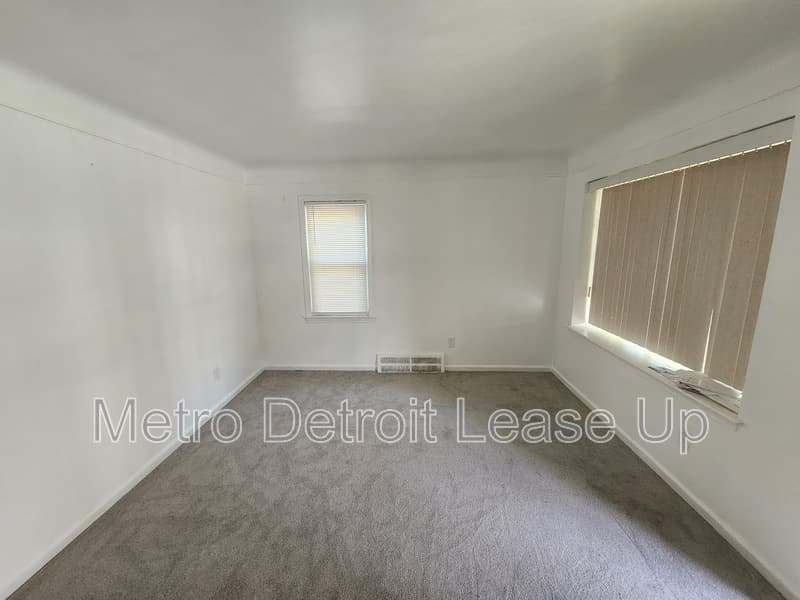 Detroit House: 19455 Avon Avenue