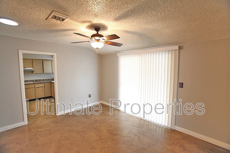 Sun City House: 9331 W Arrowhead Dr