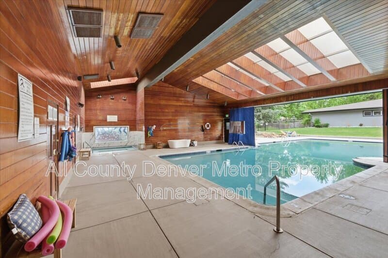 Golden Condo: 1400 Golden Circle