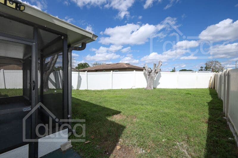 Orlando House: 3810 Cedarwaxwing Ave