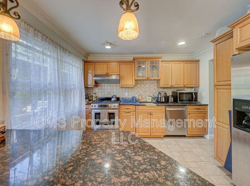Bloomingdale House: 128 Reeve Ave