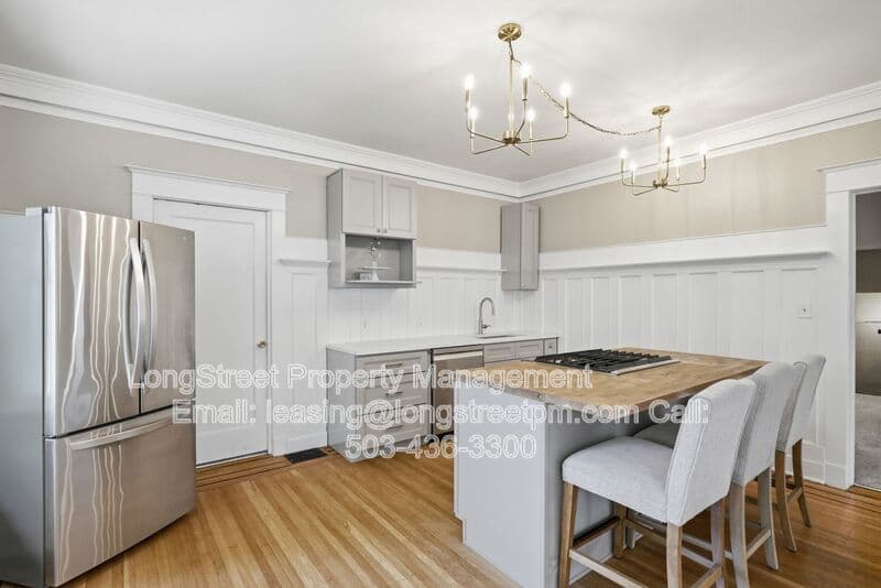 Portland House: 2249 E Burnside St