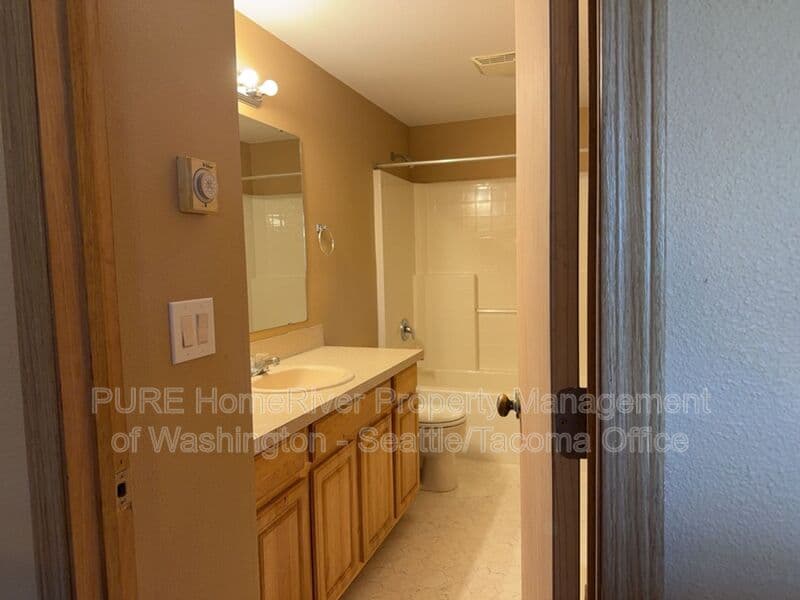 Tacoma House: 126 131st St E