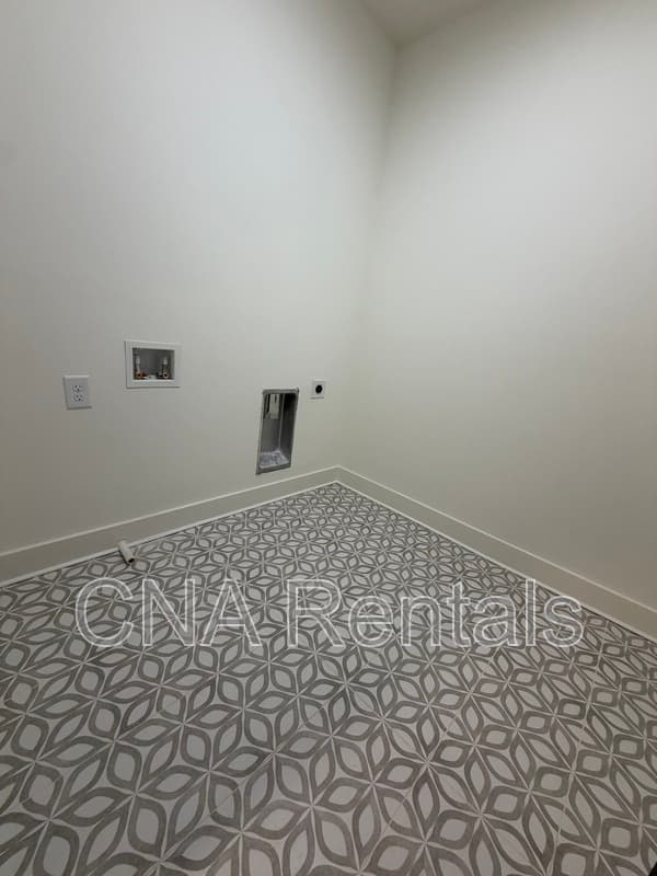 Atlanta House: 294 Roy St