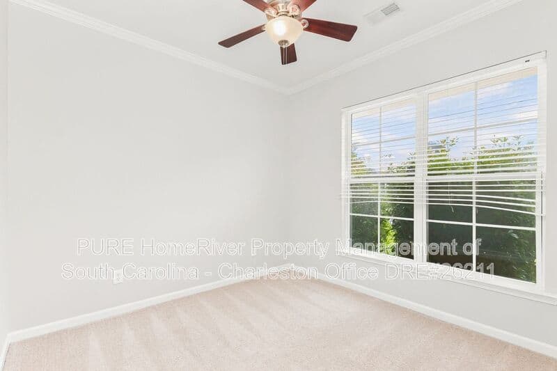 Summerville House: 207 Summer View Rd