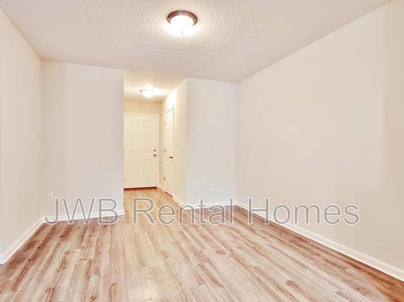 Jacksonville House: 8125 Free Ave