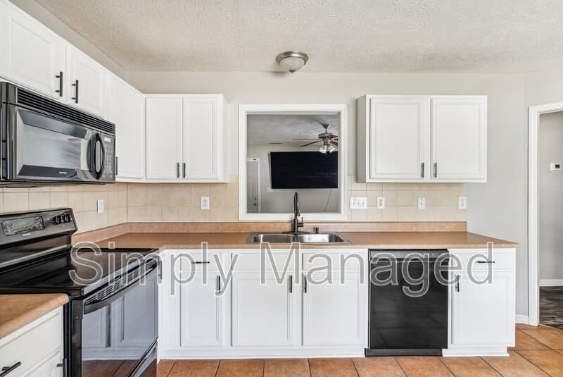 Fayetteville House: 2033 Ashton Road