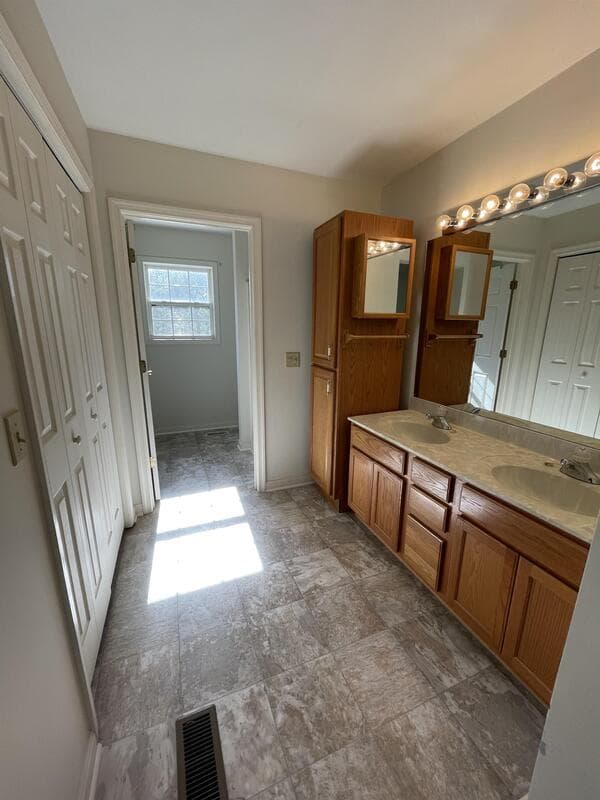 King George House: 10197 Madison Dr