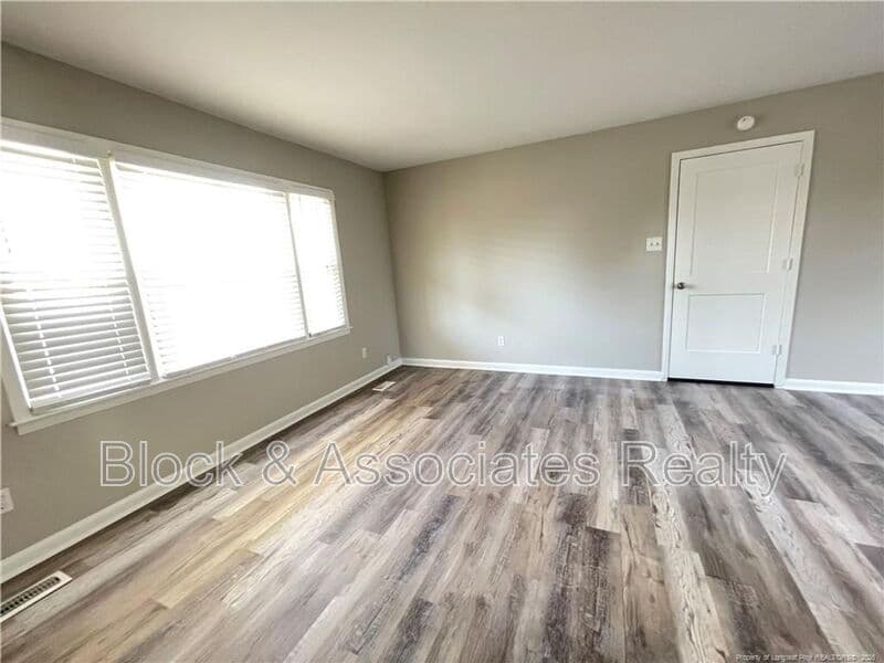 Fayetteville House: 1927 Shiloh Dr