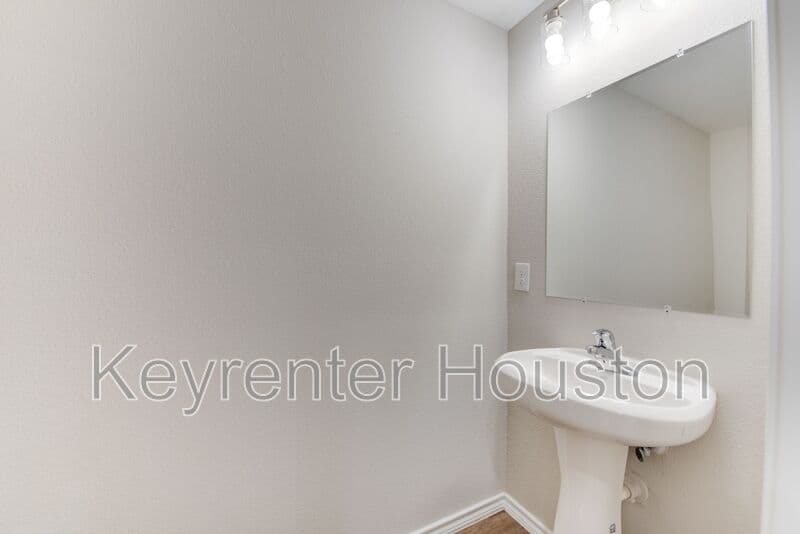 Houston House: 8203 Woodlyn Rd