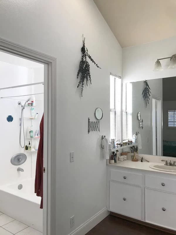 Orange Condo: 700 E Lake Dr