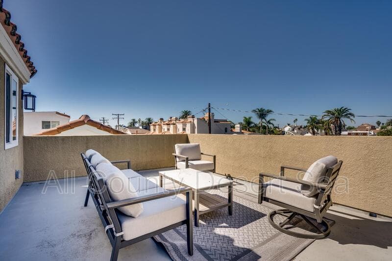 Huntington Beach House: 621 8th St