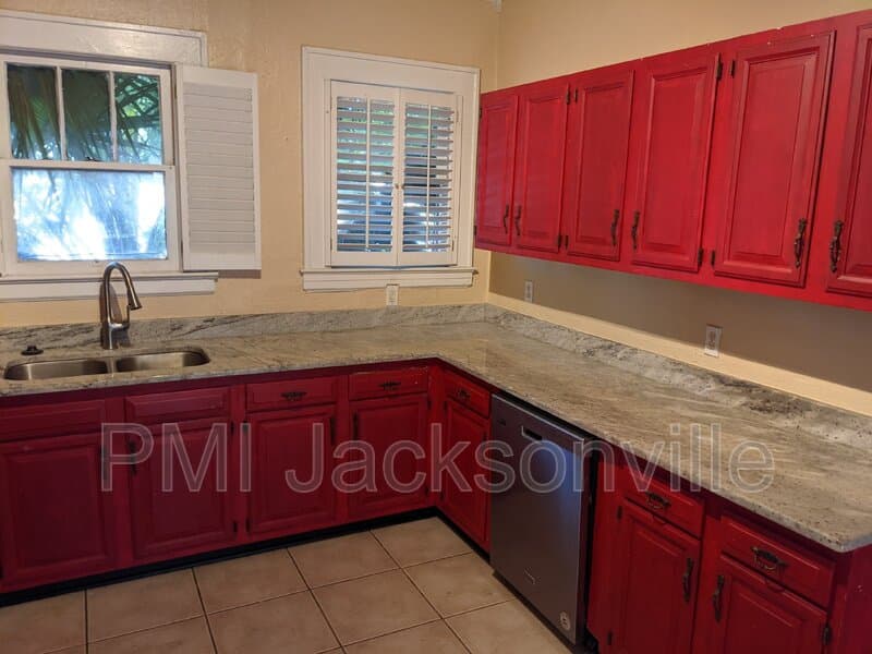 Jacksonville House: 1211 Hollywood Ave