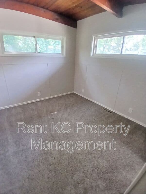 Kansas City House: 5323 NW Edgewood Circle