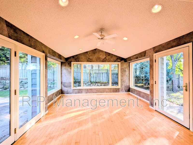 Minnetonka House: 4626 Linnea Ln