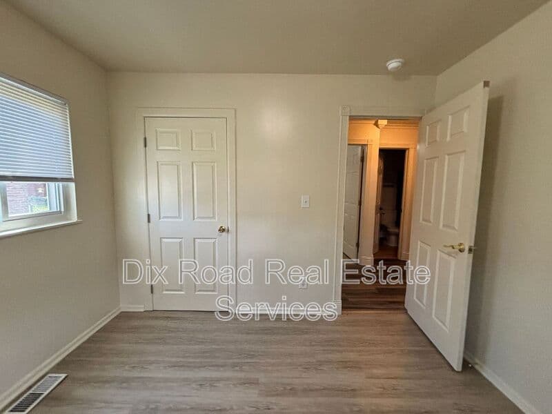Englewood House: 530 Unger Avenue