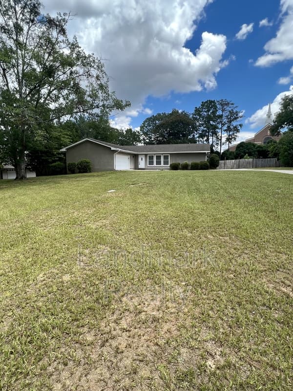 Warner Robins House: 116 Lake Front Drive