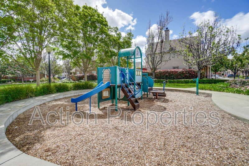 Mountain View Townhome: 146 Holly Court