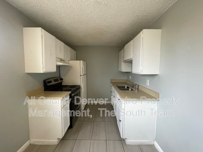 Aurora Condo: 1676 Hanover St