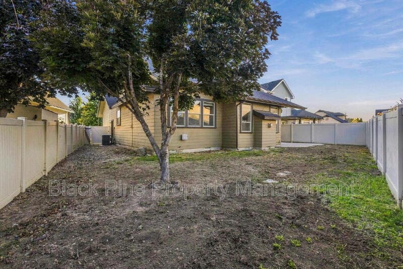 Meridian House: 335 East Ryegate Drive