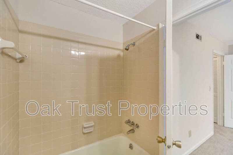Summerville Townhome: 593 Travelers Blvd