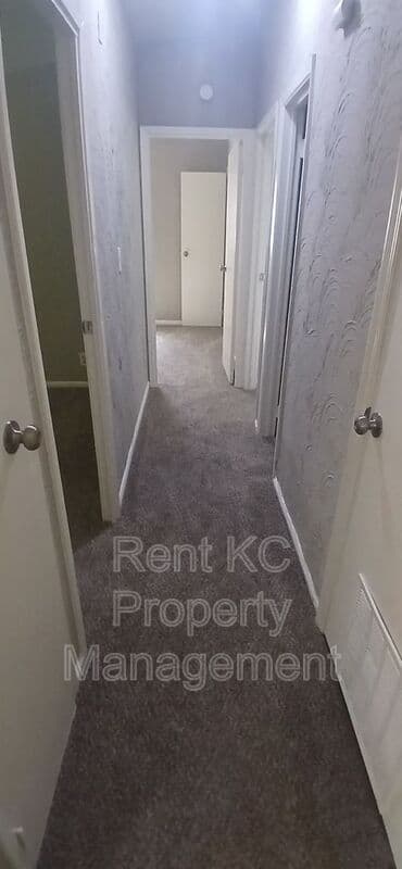 Independence House: 412 N Cochise Dr