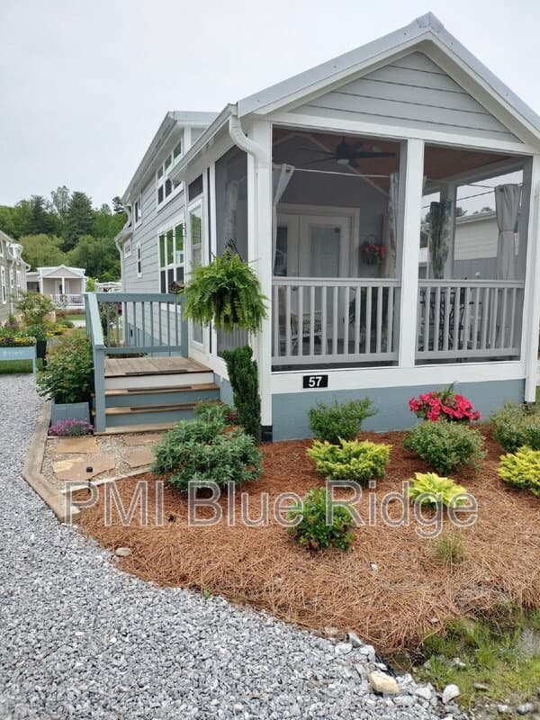 Flat Rock House: 57 Breezy Meadows Ln