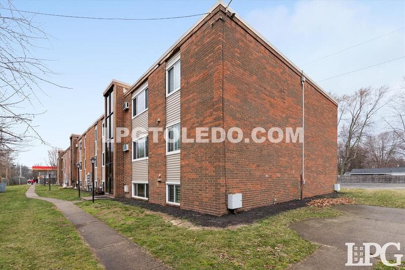 Toledo Apartment: 6016 Secor Rd