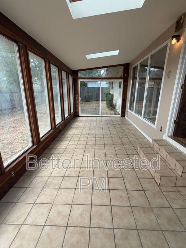 Ukiah House: 611 Tokay Ave