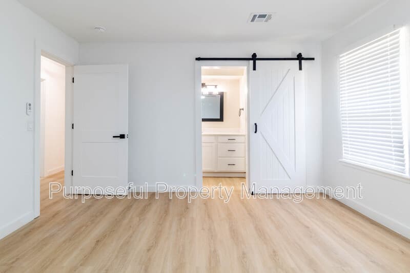 Spencer House: 8913 Bentree Country Way