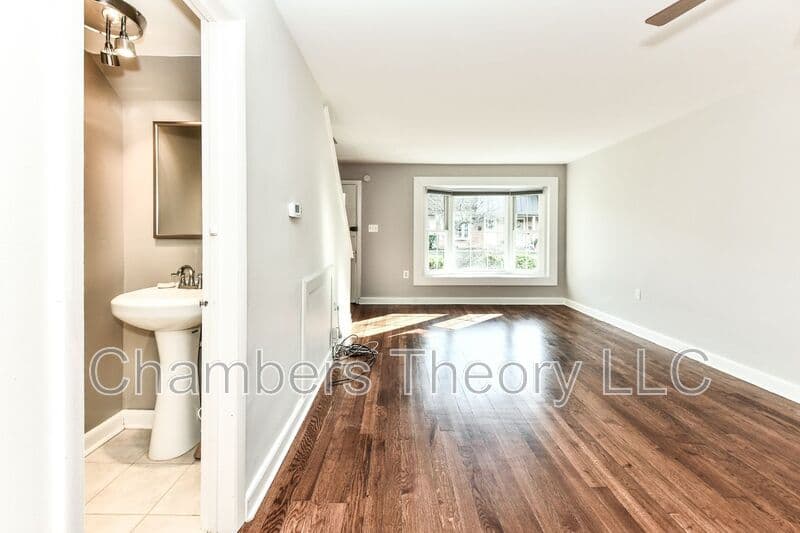 Falls Church Condo: 445 Hampton Ct
