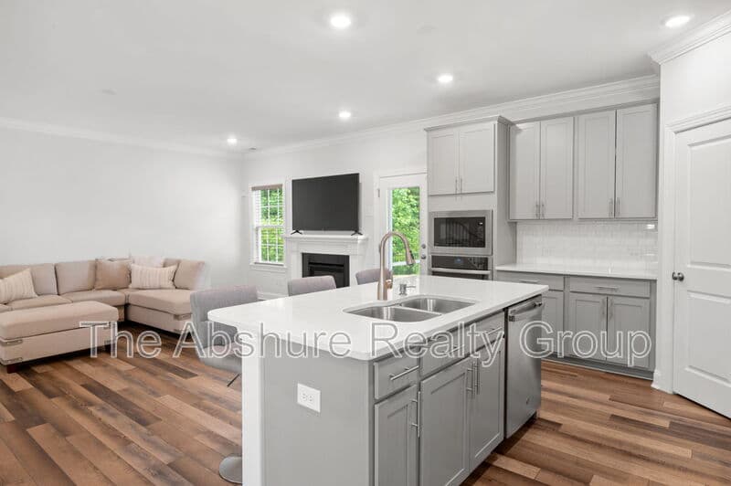Angier House: 121 Barnwell Loop