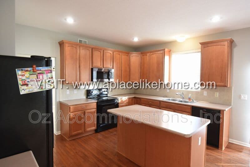 Olathe House: 22413 W 113th Ter