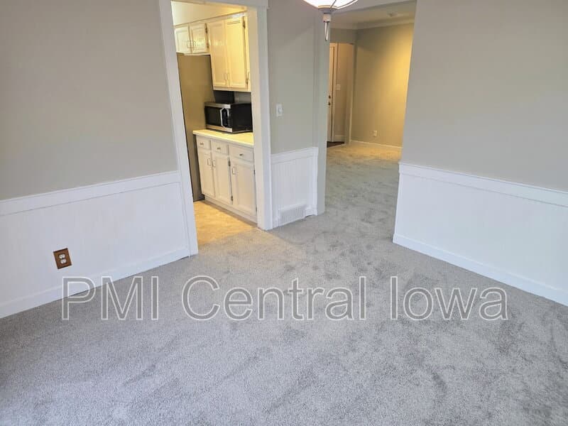 Urbandale House: 4405 68th Street