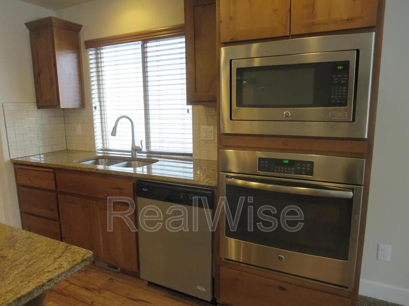 Bend House: 3006 NE Red Oak Dr