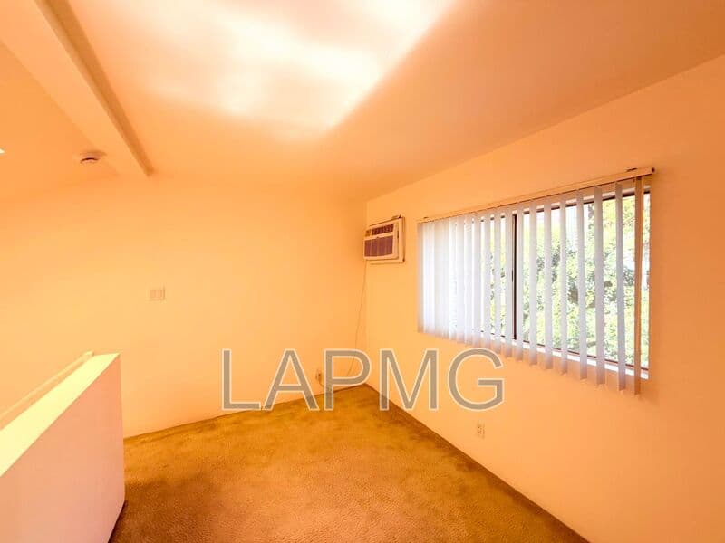 Los Angeles House: 6200-6206 Fountain Avenue